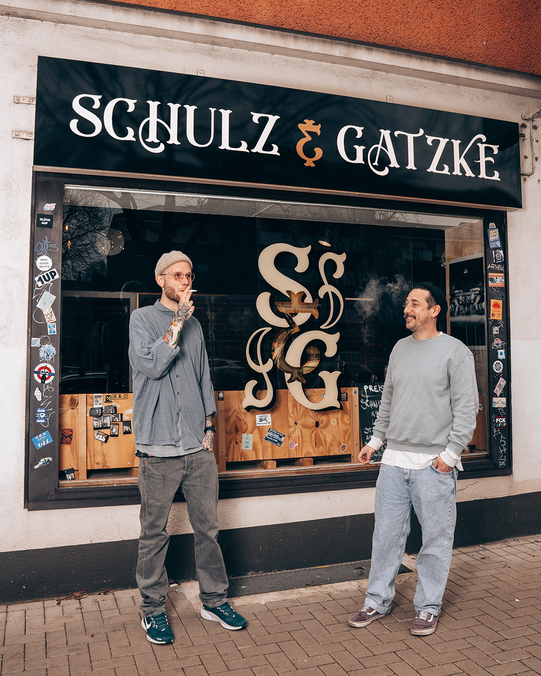 Schulz & Gatzke vor ihrem Laden in Bochum