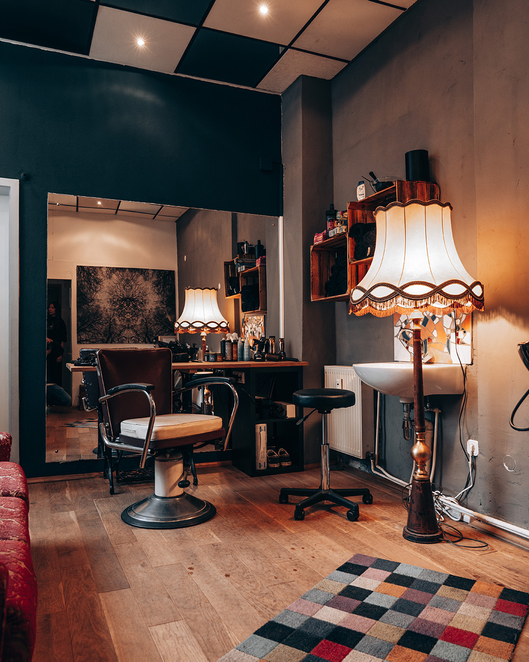 Vintage Interieur des Salons mit Barber-Chair und Stehlampe