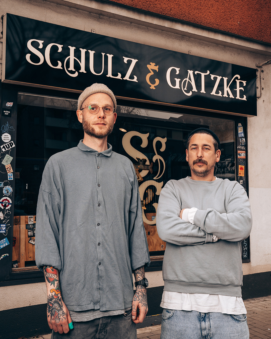 Philipp und Seppel vor ihrem Salon